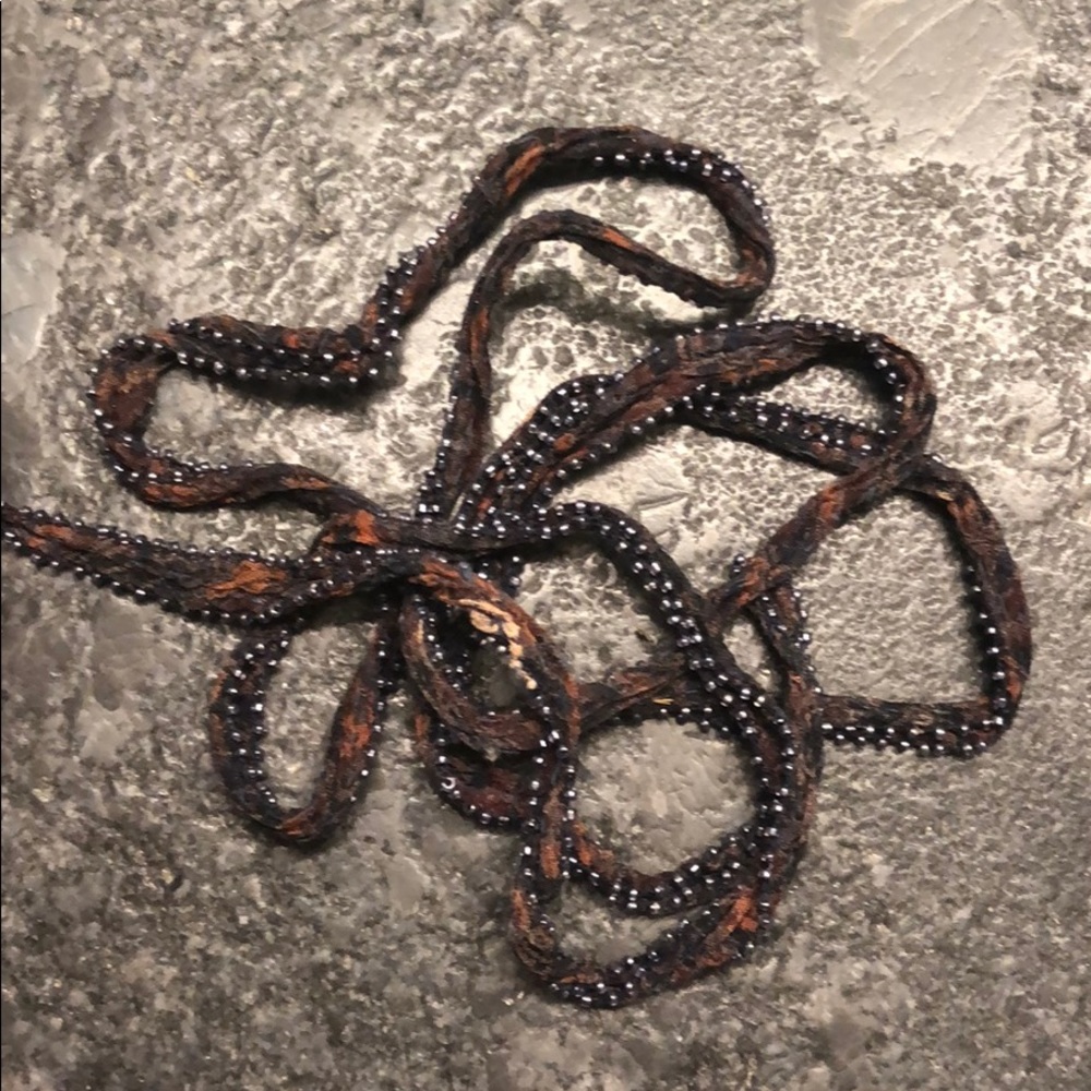 chann luu  tie necklace